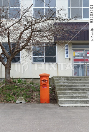 北海道　島牧　丸ポストのある風景（島牧元町簡易郵便局） 93208531