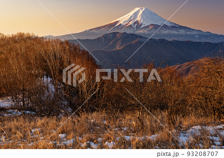 南大菩薩・大蔵高丸から見る夜明けの富士山 南大菩薩・大蔵高丸から見る夜明けの富士山 93208707