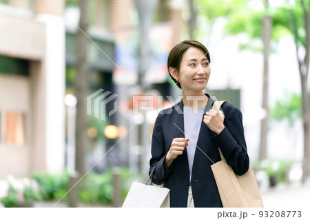 ショッピングする女性 93208773