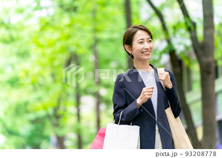 ショッピングする女性 93208778