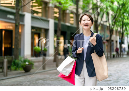 ショッピングする女性 ショッピングする女性 93208789