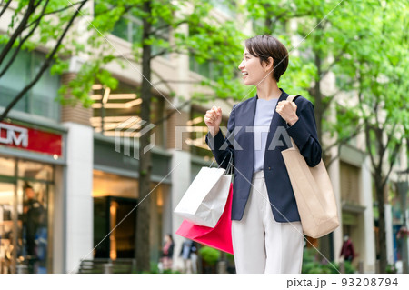 ショッピングする女性 93208794