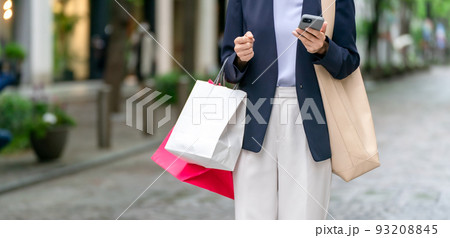 ショッピングをする女性　新緑　スマートフォン 93208845