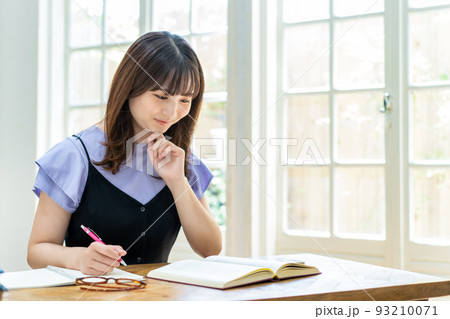 勉強する若い女性 93210071
