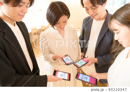 スマホでアドレス交換をする4人の男女 93210347