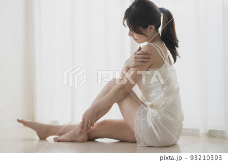 足のむくみケア・フットマッサージ・ボディケアをする女性 93210393