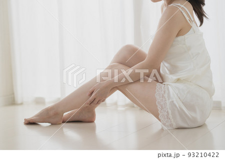 ふくらはぎケア・フットマッサージ・ボディケアをする女性 93210422