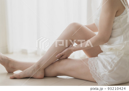 ふくらはぎケア・フットマッサージ・ボディケアをする女性 93210424