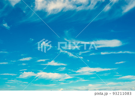 立秋を過ぎ秋の気配を感じる青空と雲の背景素材　b-4 高彩度 シアン色 93211083