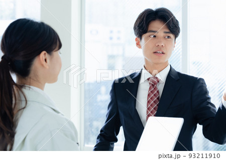 ミーティングをするビジネスマン 93211910