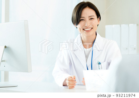 薬を渡す白衣姿の女性 薬を渡す白衣姿の女性 93211974