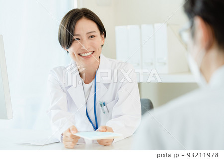 薬を渡す白衣姿の女性 93211978