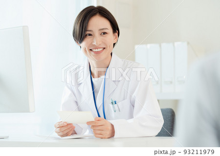 薬を渡す白衣姿の女性 薬を渡す白衣姿の女性 93211979