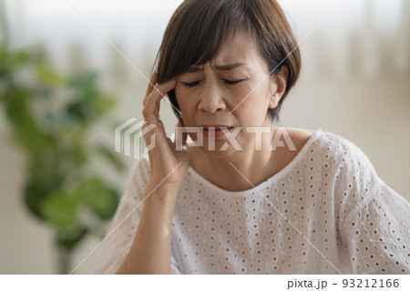悩むミセス女性、頭痛・考えこむ日本人女性イメージ 93212166