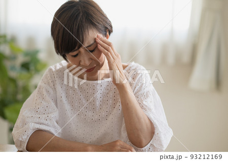 悩むミセス女性、頭痛・考えこむ日本人女性イメージ 93212169