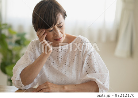 悩むミセス女性、頭痛・考えこむ日本人女性イメージ 93212170