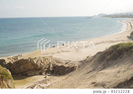 北緯35度最西端地点の海岸の景色 93212228