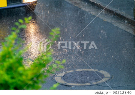 大雨 雨脚 土砂降り 車 避難 安全運転 大雨 雨脚 土砂降り 車 避難 安全運転 93212340