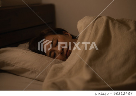 寝室で眠る日本人女性・熟睡イメージ　 93212437