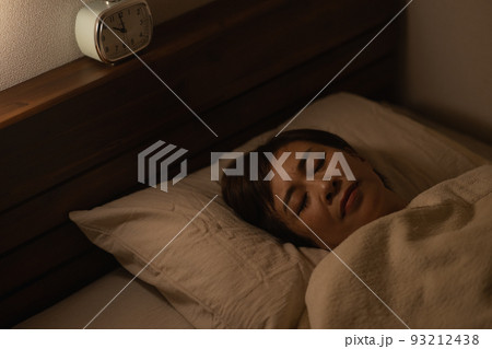 寝室で眠る日本人女性・熟睡イメージ　 93212438