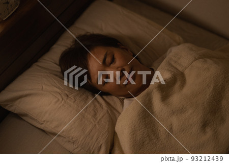 寝室で眠る日本人女性・熟睡イメージ　 93212439
