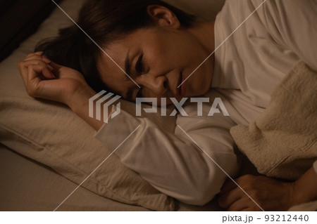 寝付けない女性イメージ・寝不足・不眠症 寝付けない女性イメージ・寝不足・不眠症 93212440