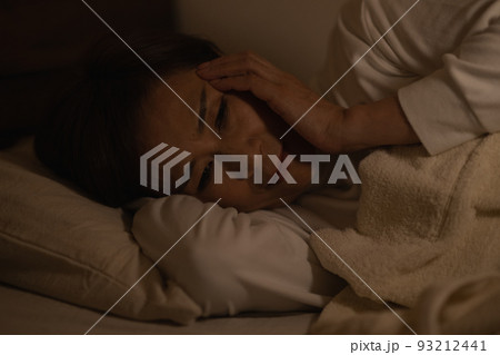 寝付けない女性イメージ・寝不足・不眠症 寝付けない女性イメージ・寝不足・不眠症 93212441