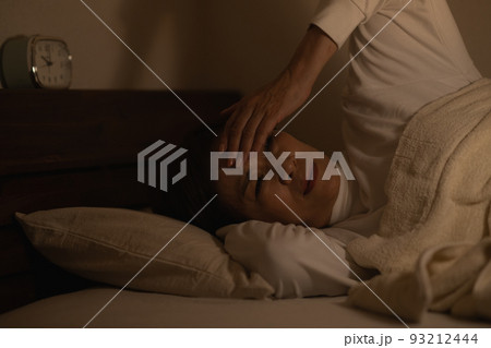寝付けない女性イメージ・寝不足・不眠症　 93212444