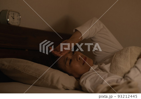 寝付けない女性イメージ・寝不足・不眠症 寝付けない女性イメージ・寝不足・不眠症 93212445