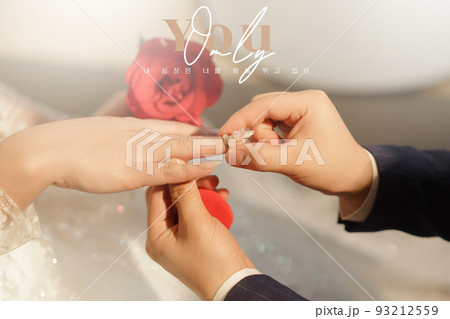 couple with wedding rings 93212559