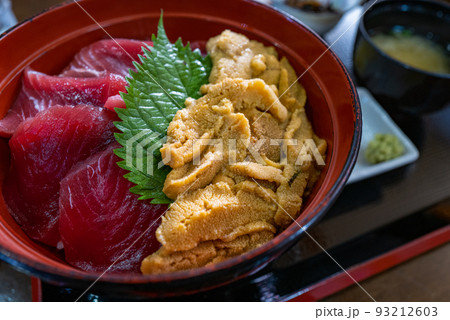 大間のマグロウニ丼 大間のマグロウニ丼 93212603