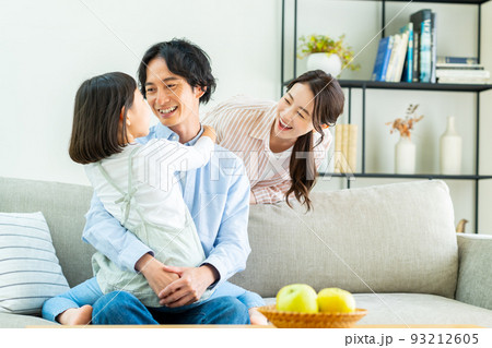 リビングでくつろぐ若い家族 リビングでくつろぐ若い家族 93212605