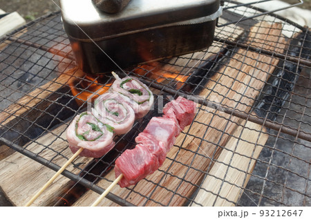 串焼きを焚き火台で焼く 串焼きを焚き火台で焼く 93212647
