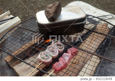焚き火台で、串焼きとメスティン炊飯 焚き火台で、串焼きとメスティン炊飯 93212649