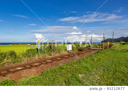 山陰本線本郷踏切と棚田の風景 山口県下関市豊浦町 山陰本線本郷踏切と棚田の風景 山口県下関市豊浦町 93212677