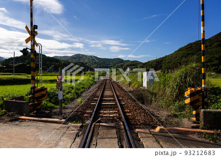 山陰本線本郷踏切と棚田の風景　山口県下関市豊浦町 93212683
