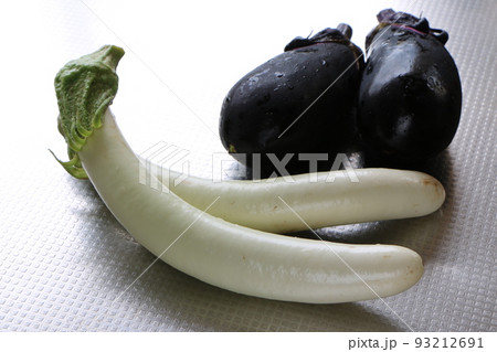 珍しい白いナスと恋ムラサキのナス 93212691