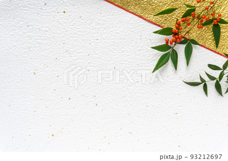 白と金の和紙に南天の葉と赤い実の和風背景　年賀状 93212697