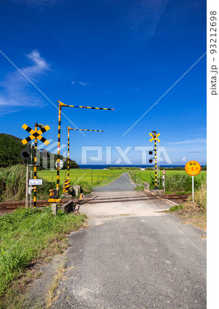 山陰本線本郷踏切と棚田の風景 山口県下関市豊浦町 山陰本線本郷踏切と棚田の風景 山口県下関市豊浦町 93212698