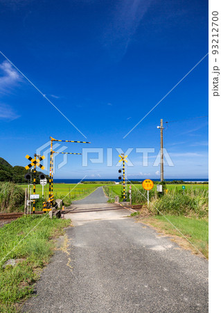 山陰本線本郷踏切と棚田の風景　山口県下関市豊浦町 93212700