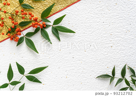 白と金の和紙に南天の葉と赤い実の和風背景　年賀状 93212702