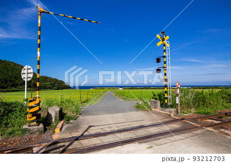 山陰本線本郷踏切と棚田の風景　山口県下関市豊浦町 93212703
