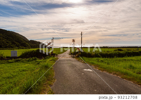 山陰本線本郷踏切と棚田の風景　山口県下関市豊浦町 93212708