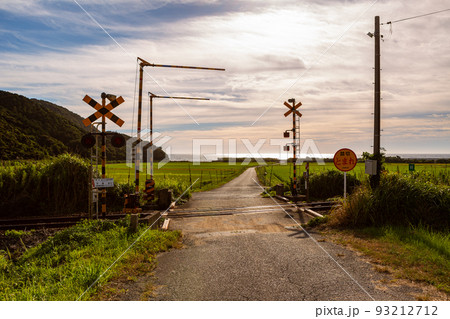 山陰本線本郷踏切と棚田の風景　山口県下関市豊浦町 93212712