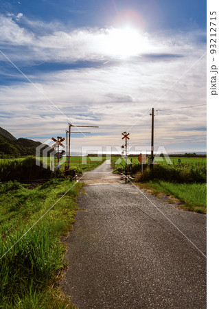山陰本線本郷踏切と棚田の風景　山口県下関市豊浦町 93212715