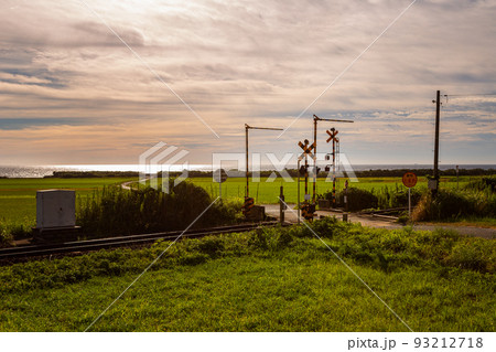 山陰本線本郷踏切と棚田の風景 山口県下関市豊浦町 山陰本線本郷踏切と棚田の風景 山口県下関市豊浦町 93212718