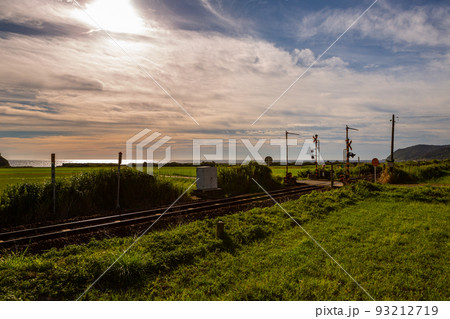 山陰本線本郷踏切と棚田の風景　山口県下関市豊浦町 93212719