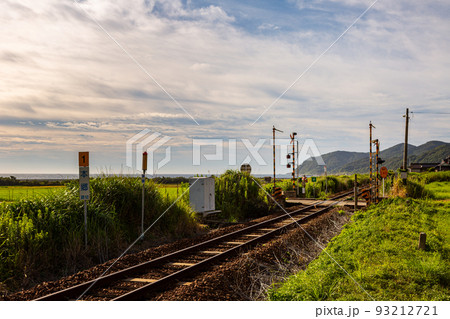山陰本線本郷踏切と棚田の風景 山口県下関市豊浦町 山陰本線本郷踏切と棚田の風景 山口県下関市豊浦町 93212721