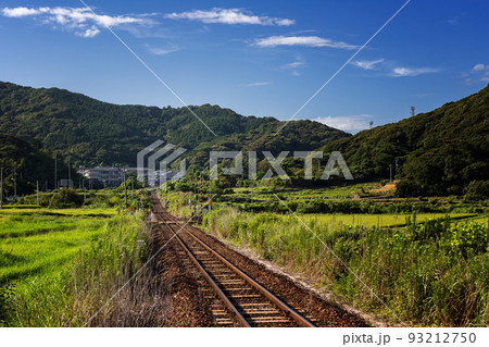 山陰本線本郷踏切と棚田の風景 山口県下関市豊浦町 山陰本線本郷踏切と棚田の風景 山口県下関市豊浦町 93212750