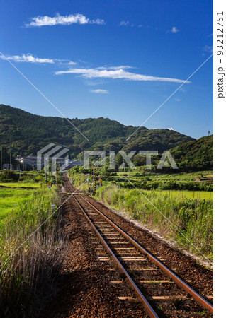 山陰本線本郷踏切と棚田の風景　山口県下関市豊浦町 93212751